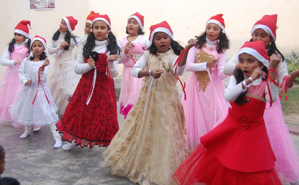 क्रिसमस की खुशियों में डूबा समाज