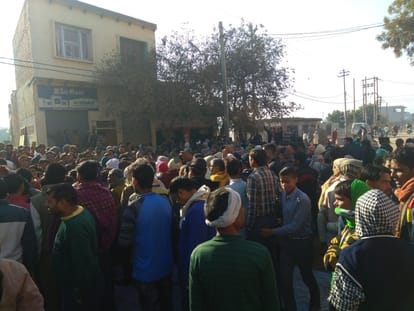 clash between police and public near yamuna expressway