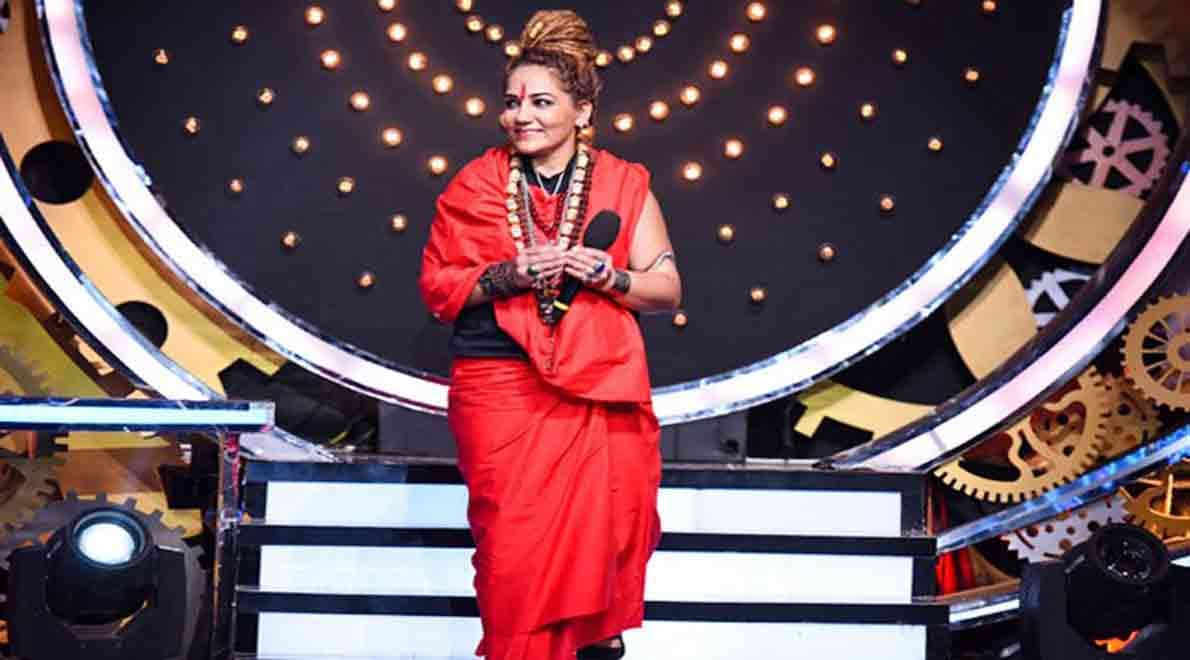 bigg boss 11 ex contestant sshivani durga supports hina khan shilpa fans give ugly comments
