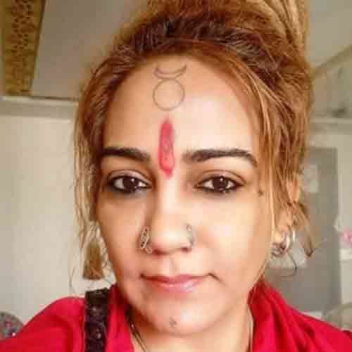 bigg boss 11 ex contestant sshivani durga supports hina khan shilpa fans give ugly comments