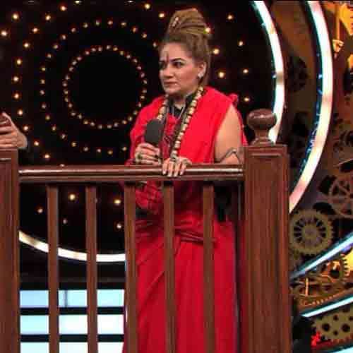 bigg boss 11 ex contestant sshivani durga supports hina khan shilpa fans give ugly comments