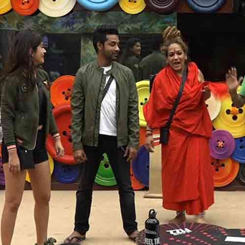 bigg boss 11 ex contestant sshivani durga supports hina khan shilpa fans give ugly comments