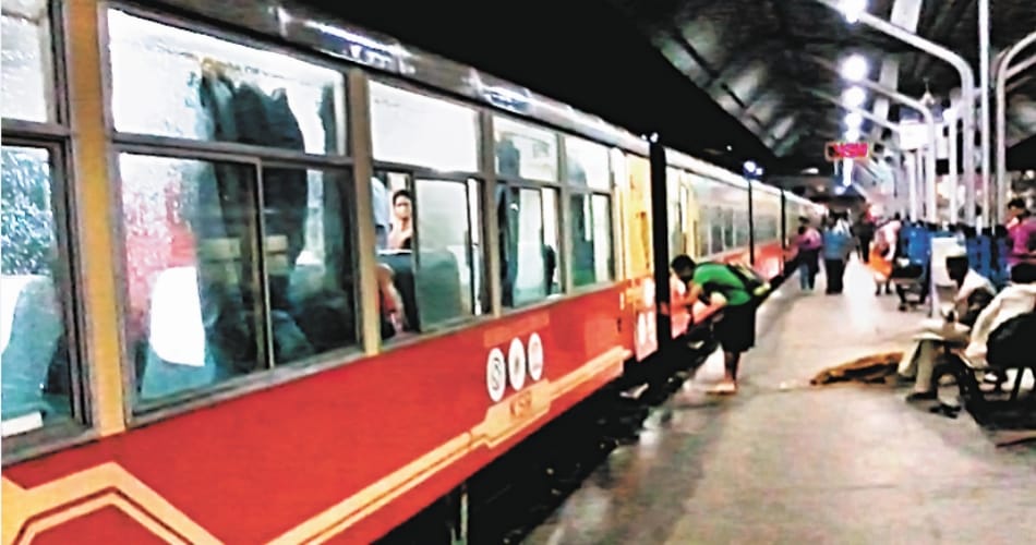 indian railway duplicate shivalik express on kalka shimla track