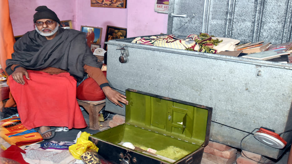 Theft in Kanpur's Ashram