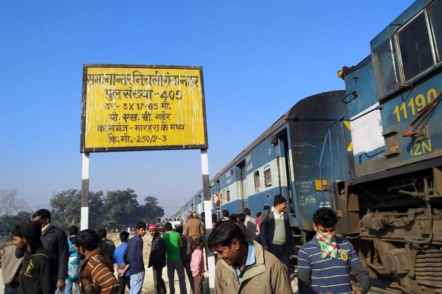 दुर्घटना के बाद ट्रैक किनारे की फैंसिंग