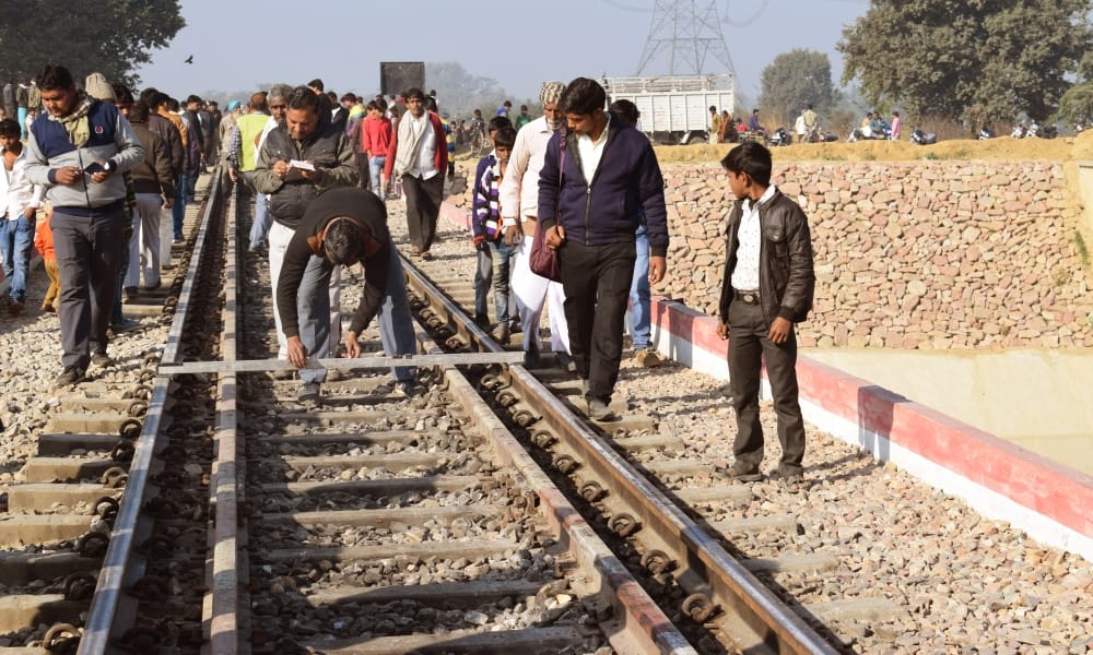 Farmer came before Sampark Kranti exp, dead.