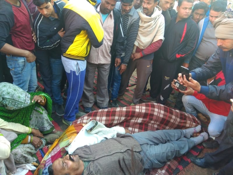 clash between police and public near yamuna expressway