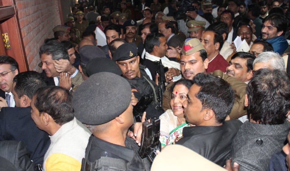 when yogi reached noida bjp supporters started Sloganeering against police