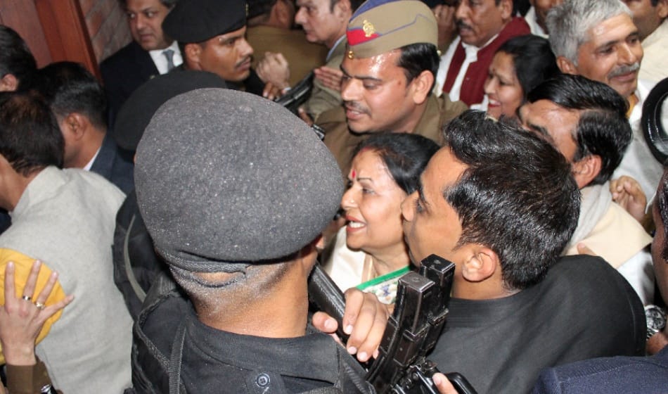 when yogi reached noida bjp supporters started Sloganeering against police