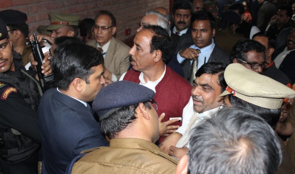 when yogi reached noida bjp supporters started Sloganeering against police