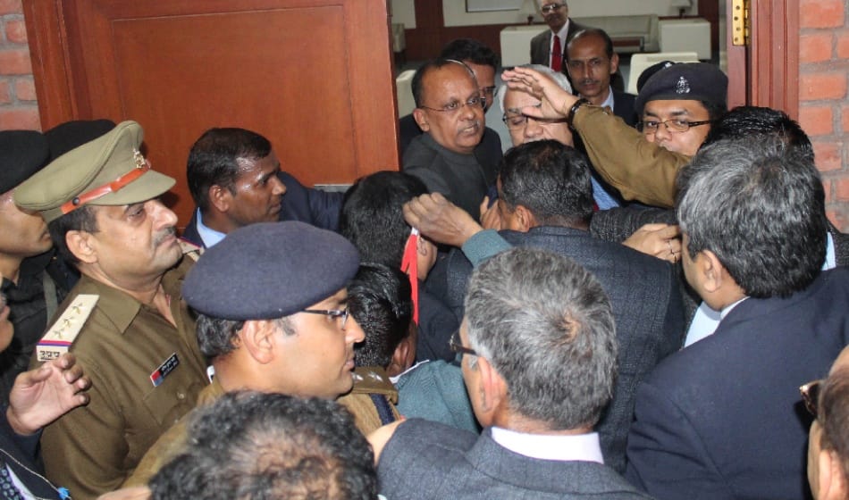 when yogi reached noida bjp supporters started Sloganeering against police