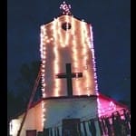 रोशनी से जगमग फटगली स्थित चर्च। 