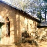 खंडहर में तब्दील होता जा रहा लोहाघाट के एबटमाउंट में स्थित चर्च।