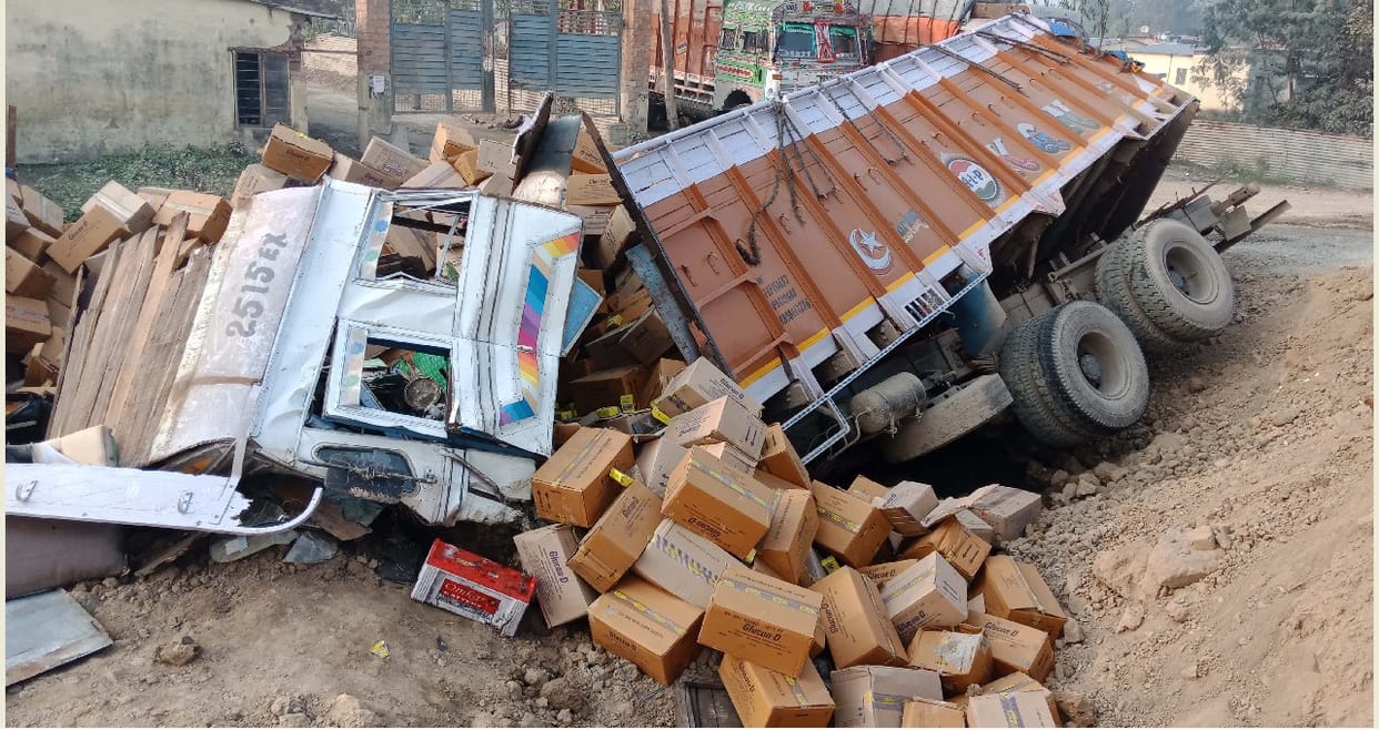 माधोटांडा रोड पर ट्रक और कार की भिड़ंत, चालक घायल