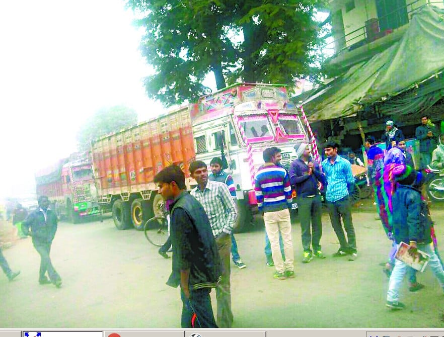 गन्ना क्रय केंद्र पर घटतोली से भड़के किसानों ने लगाया जाम