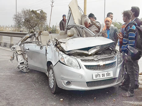घटनास्थल पर खड़ी क्षतिग्रस्त कार