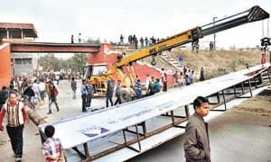 Allapur Dot stopped under the bridge, suddenly stopped way
