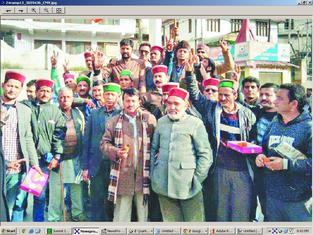 रोहड़ू में बांटी मिठाई, पटाखे फोड़े
