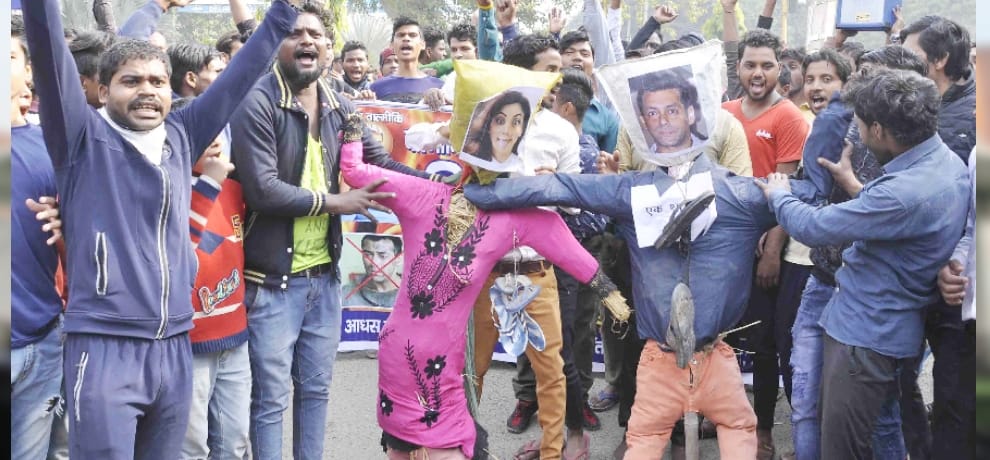 valmiki community burns effigy of salman khan and shilpa shetty on their derogatory comments