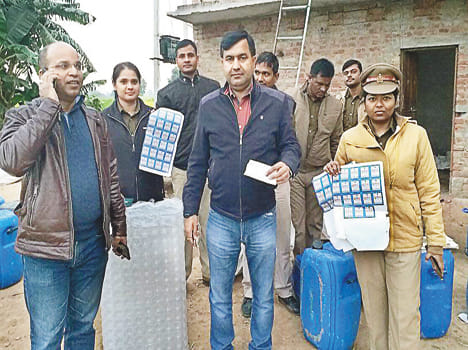 उमरी गांव निवासी बैजनाथ सचान के नलकूप पर छापा मारने वाली आबकारी की टीम। 