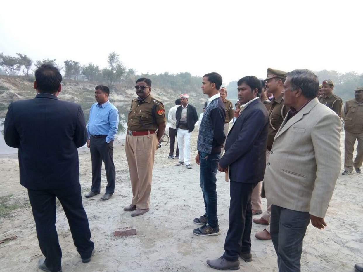 नदी के घाटों पर पहुंचे अफसर, भागे खनन माफिया
