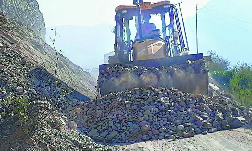 Four-hour traffic shut on perennial road