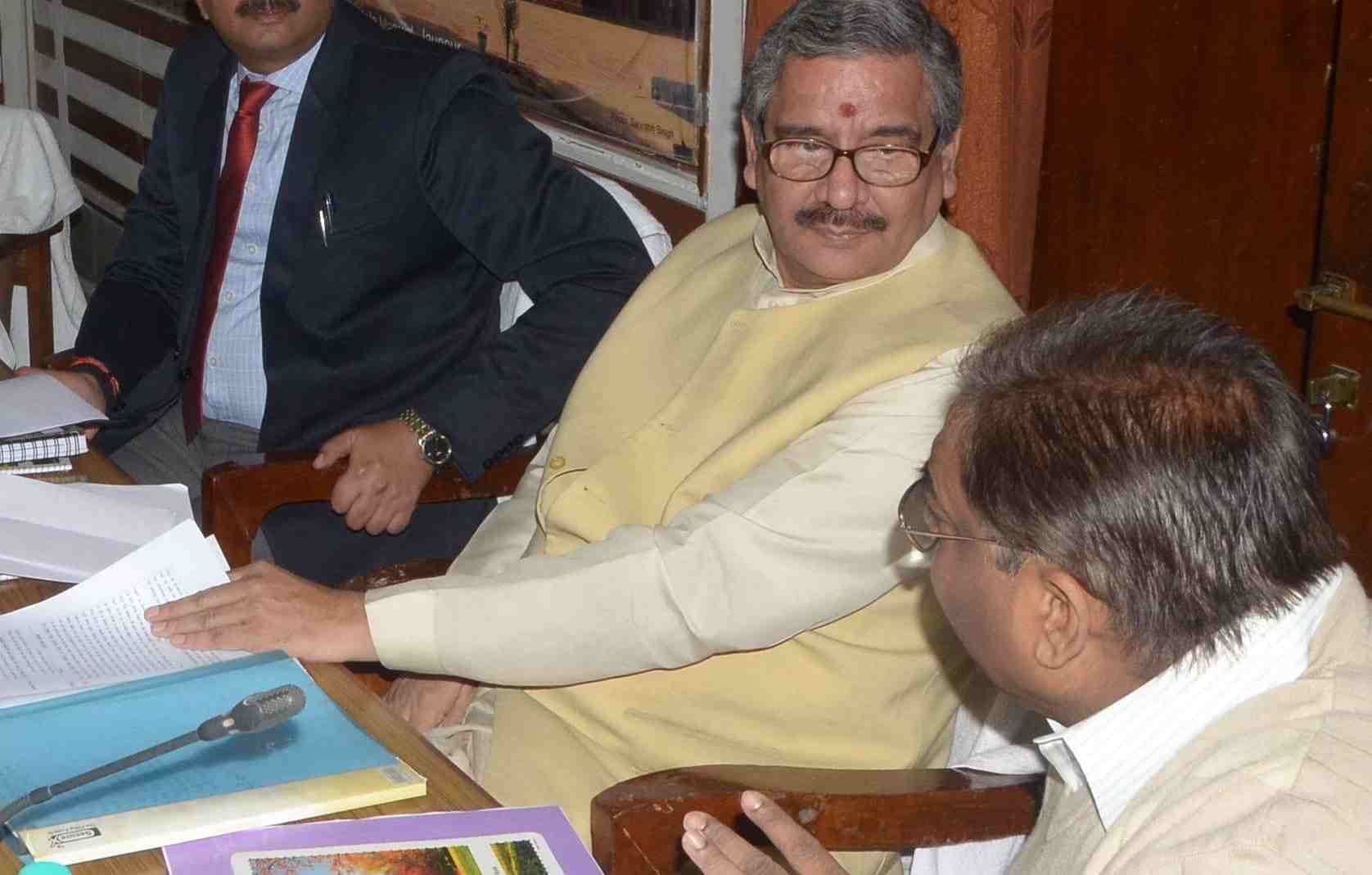 saints from kashi rises question on rahul gandhi gotra