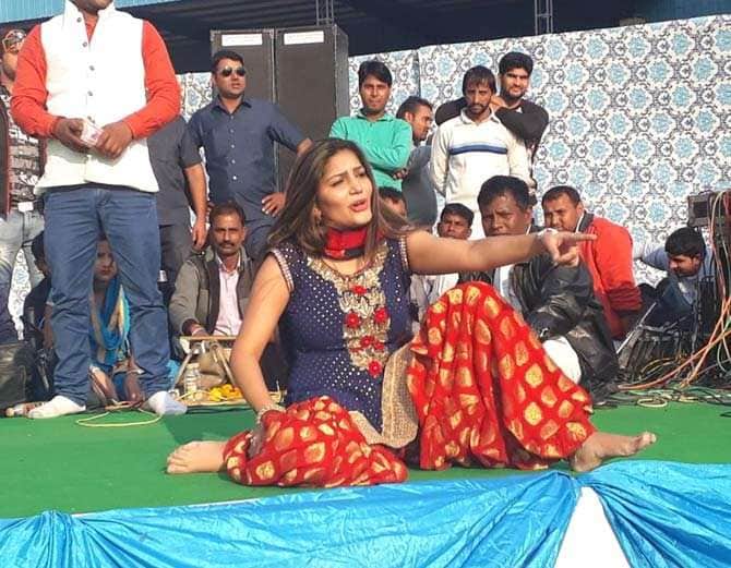 bigg boss 11 ex-contestant sapna chaudhary bold dance 
