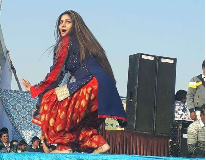 bigg boss 11 ex-contestant sapna chaudhary bold dance 