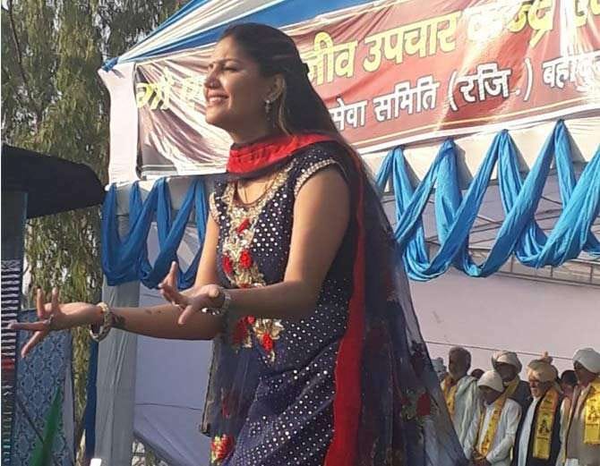 bigg boss 11 ex-contestant sapna chaudhary bold dance 