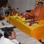 आशीर्वाद देते जगद्गुरु शंकराचार्य राजराजेश्वराश्रम