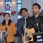 अल्मोड़ा के एक चर्च में सामूहिक गीत प्रस्तुत करते युवा।