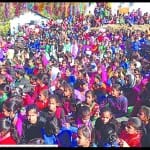 क्रिसमस के अवसर पर चर्च में पहुंचे लोग।