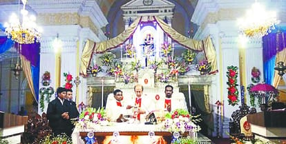 Historical Church: late night born Lord Jesus, greeted each other with Christmas