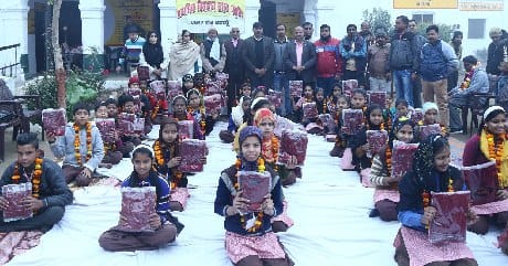 एक दिन में पंद्रह हजार बच्चों को दिए स्वेटर