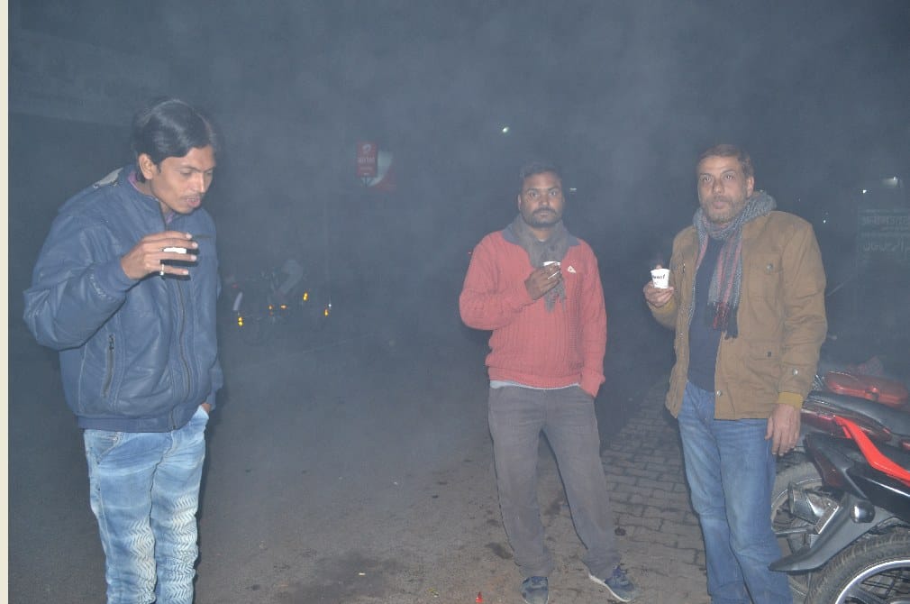 कोहरे के कहर के साथ पुरवा के ठंडे थपेड़ों से शबाब पर आई सर्दी
