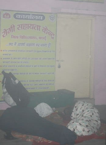 पूस की रातों में ठिठुर रहे मरीज