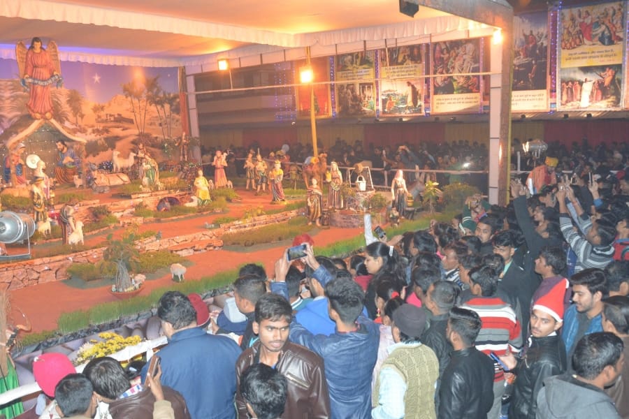 people pray on christmas in lucknow.