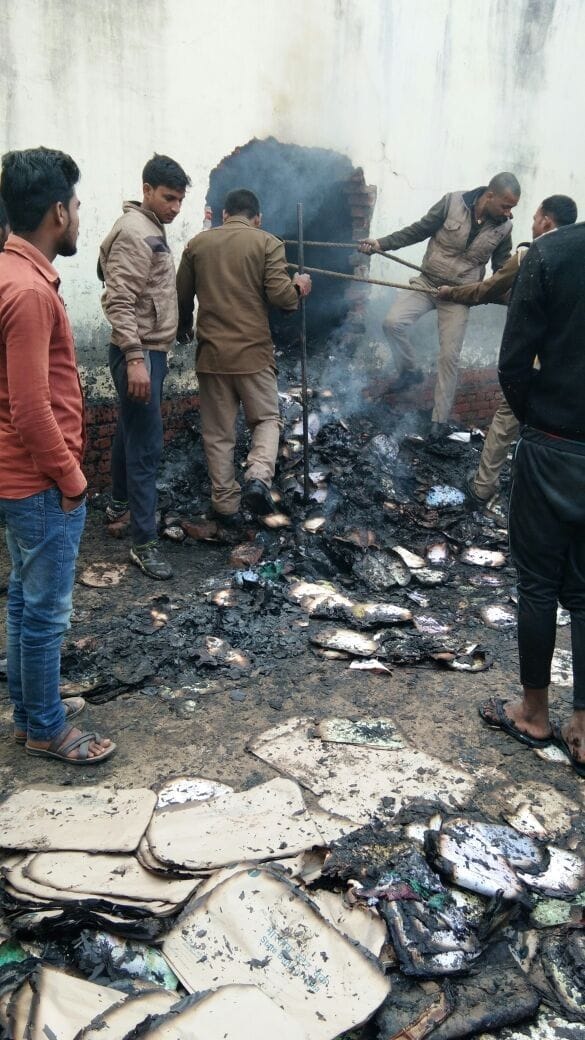 शार्टसर्किट से एसबीआई की मल्हनी शाखा में लगी आग