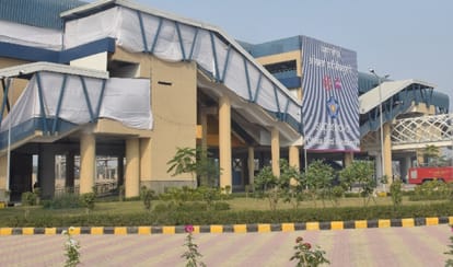 live updates of Pm modi flags off magenta metro line, now travel noida to kalkaji in 19 minutes
