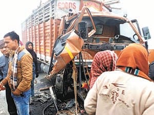 one died in bus-truck collision