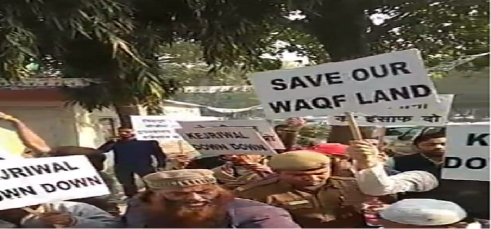 Protest of AAP office, Sloganeering against Chief Minister