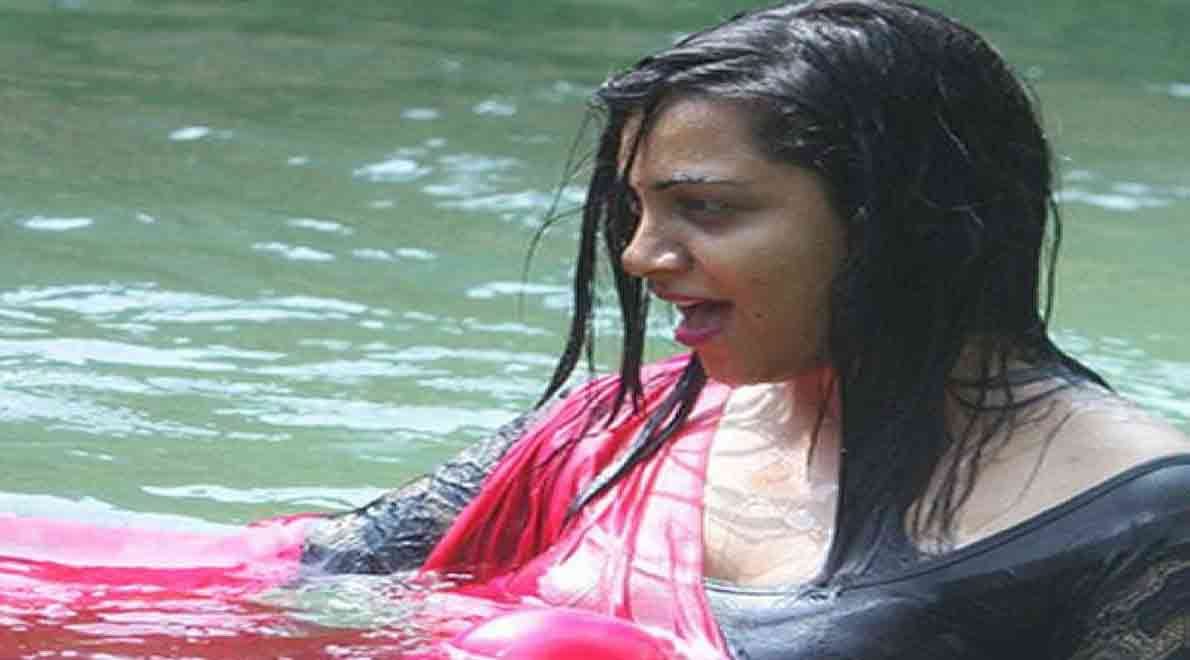ARSHI KHAN DEMAND ALCOHAL FROM BIGG BOSS
