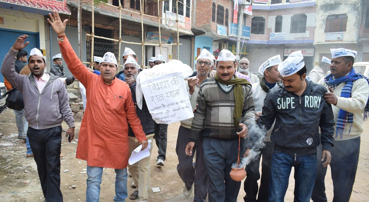 बिजली विभाग की शव यात्रा निकाल किया विरोध