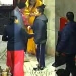 उज्जैन के महाकाल मंदिर में अरुणिमा सिन्हा को प्रवेश करने से रोकतीं कर्मचारी।