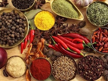 आयुर्वेद की सलाह:भोजन में जरूर शामिल करिए ये मसाले, स्वाद और सेहत दोनों को  मिलेगा गजब का बूस्ट - Health Benefits Of Indian Spices In Hindi, Black  Pepper And Cinnamon For Good