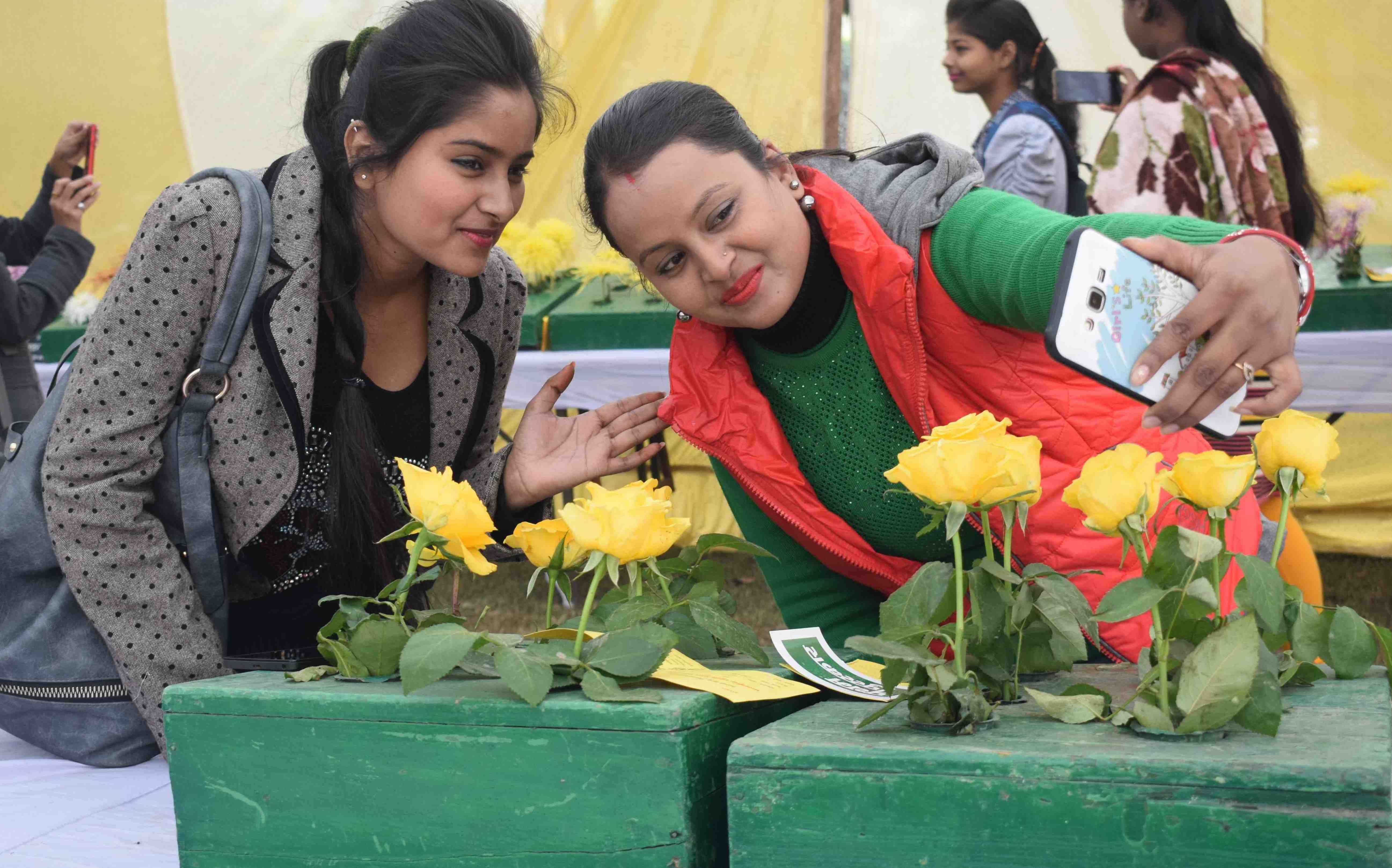 Flower exhibition in malviya bhawan in BHU