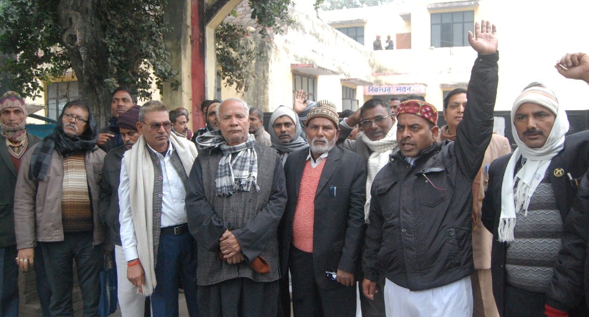 उप निबंधन कार्यालय में वकीलों ने जड़ा ताला