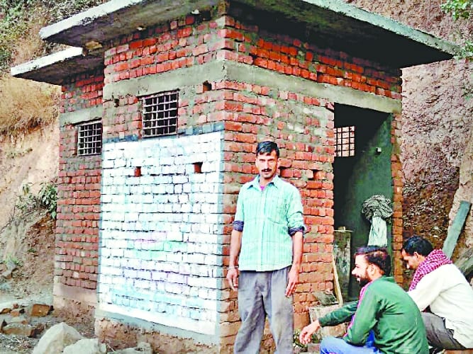 सैलानियों के लिए एनएच किनारे बनाए शौचालय