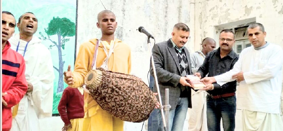 कैदियों को बांटी श्रीमदभागवत गीता की 380 प्रतियां